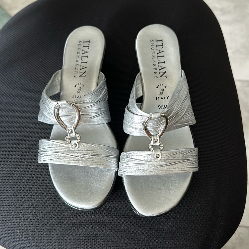 Silver sandal size 9 1/2.